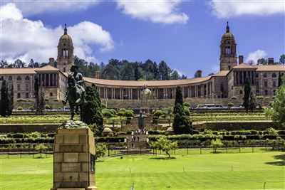 Parlamentsgebäude mit Nelson-Mandela-Statue